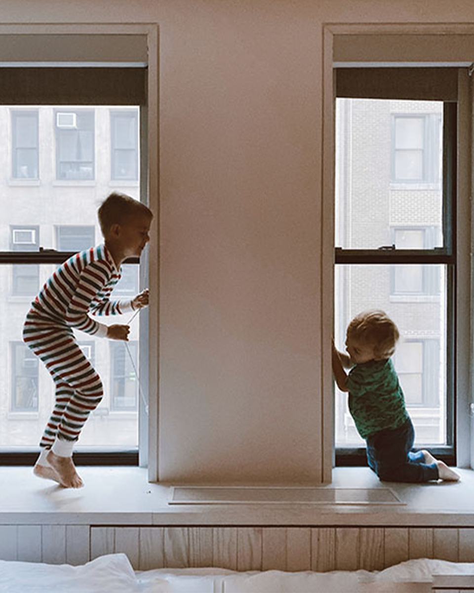twee kinderen spelen bij glasen hr++raam